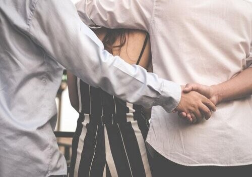 离婚怎么让谁给分割财产 离婚怎么让谁给分割财产