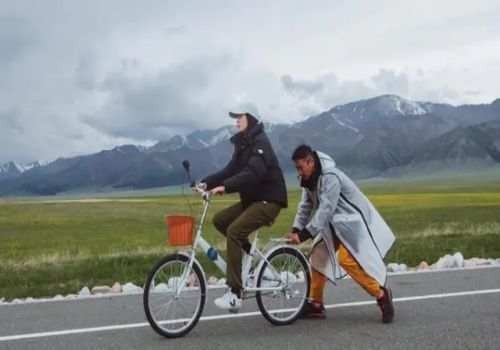 参与庭审的证人还能作证吗?